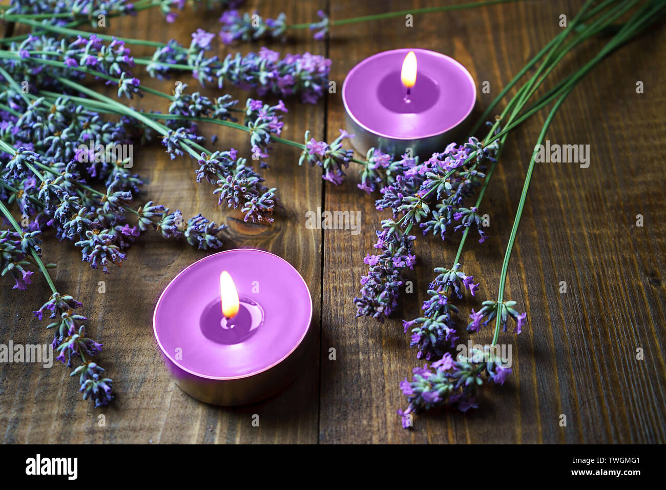 Spa Massage Einstellung mit Lavendelblüten, Duftkerzen auf Holz- Hintergrund. Stockfoto
