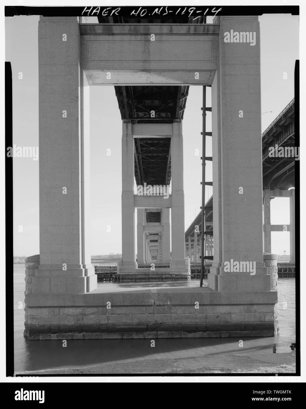 Strompfeiler vom North Shore. Blick nach Süden. - Thomas A. Brücke, Spanning Raritan River im US-Weg 9, South Amboy, Middlesex County, New Jersey Stockfoto