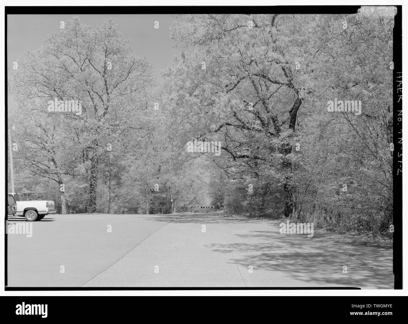 Straßensperre AUF DEM ABSCHNITT VON KORINTH STRASSE GESCHLOSSEN in den 1960er Jahren, mit Blick auf PARK VON DER STADT SILO. Blick NE. - Silo National Military Park Tour Straßen, Silo, Hardin County, TN; U S Abteilung des Krieges; Johnston, Albert Sidney; Henderson, D B; Cleveland, Grover; Silo Schlachtfeld Association; Lee, E T; Öffentliche Verwaltung; Civilian Conservation Corps; Christianson, Justine, Sender, Harrell, holzig, Sponsor; Silo National Military Park, Sponsor; Croteau, Todd, Program Manager; Davis, Tim, Historiker Stockfoto
