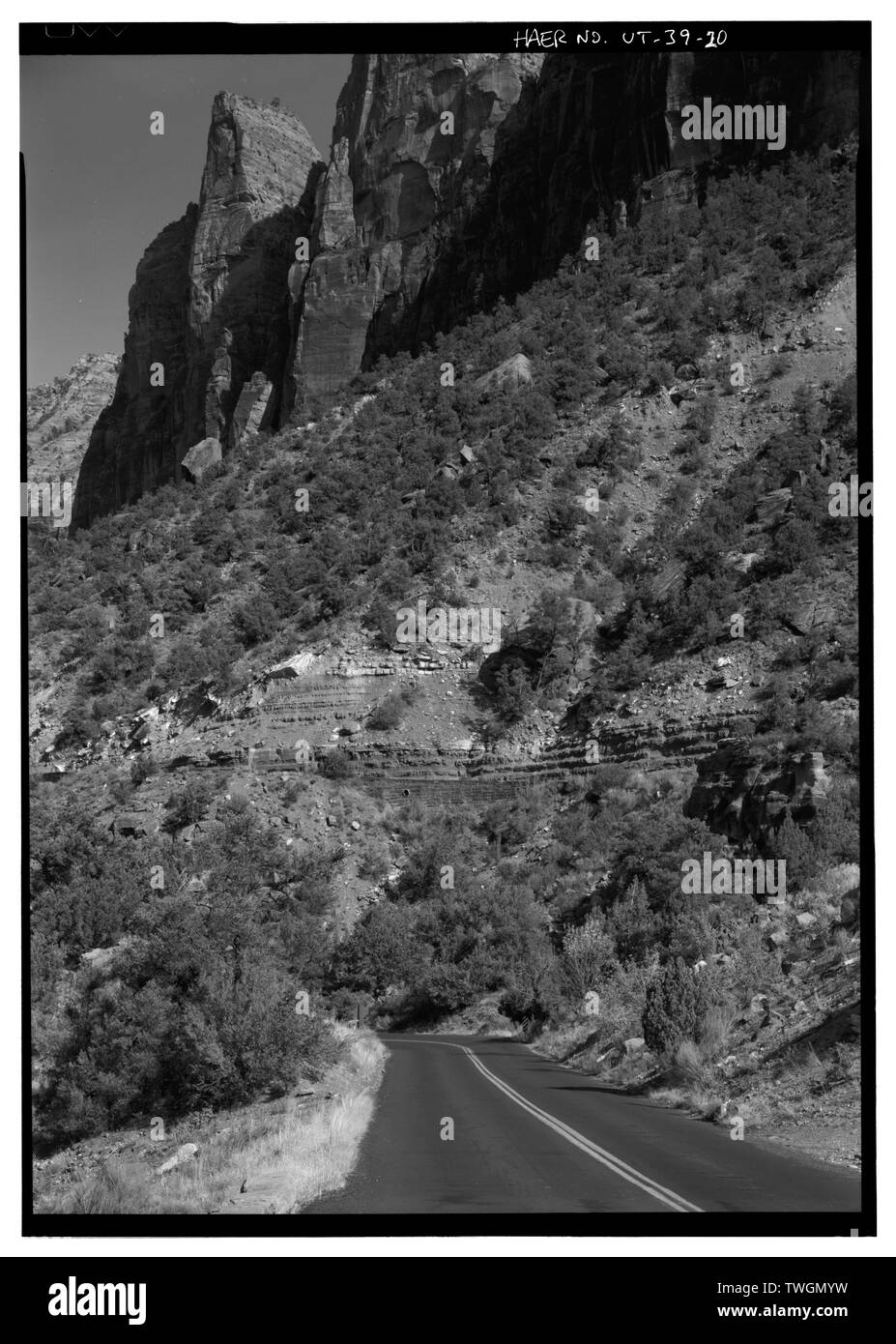 Straße NÄHERT SICH SERPENTINEN, mit Blick nach Osten. Stützmauer SICHTBAR IM MITTLEREN HINTERGRUND - Zion-Mount Carmel Highway, Springdale, Washington County, UT; MacDonald, Thomas H; Civilian Conservation Corps; Staat Utah Road Commission; Nevada Contracting Co; Co; Raleigh-Lang Reynolds-Ely Bau Bau Co; Büro der öffentlichen Straßen; Davis, F LeRoy; P und H Schaufel Zement Gun Bauunternehmen; Bundy, Ora, Zeder Bauunternehmen; Works Progress Administration; Öffentliche Verwaltung; Jurale, James, Historiker; Fraser, Clayton B, Fotograf; Anderson, Michael F, Historiker; Groga Stockfoto