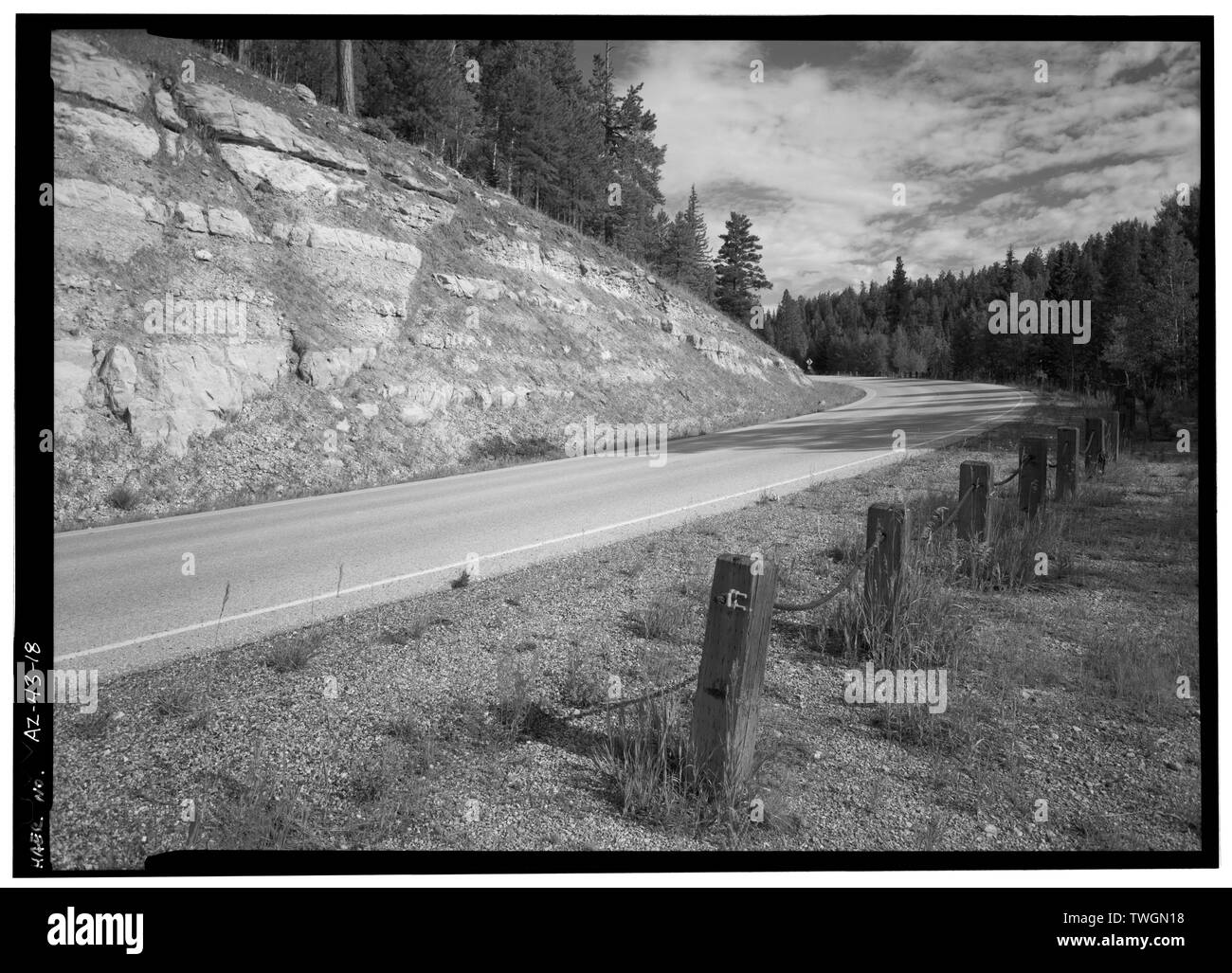 Straße GESCHNITTEN UND POST-UND-KABEL ZAUN 0,25 km südlich der Kreuzung WIDFORSS, SE. - Eingang Nord Straße, zwischen kleinen Park und Bright Angel Point, Grand Canyon, Coconino County, AZ Stockfoto