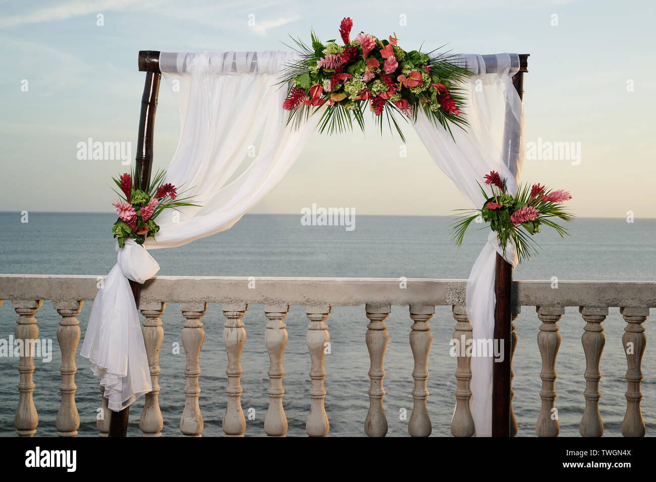 Ozean Balkon mit Hochzeit Portal auf Sonnenuntergang Meer Hintergrund Stockfoto