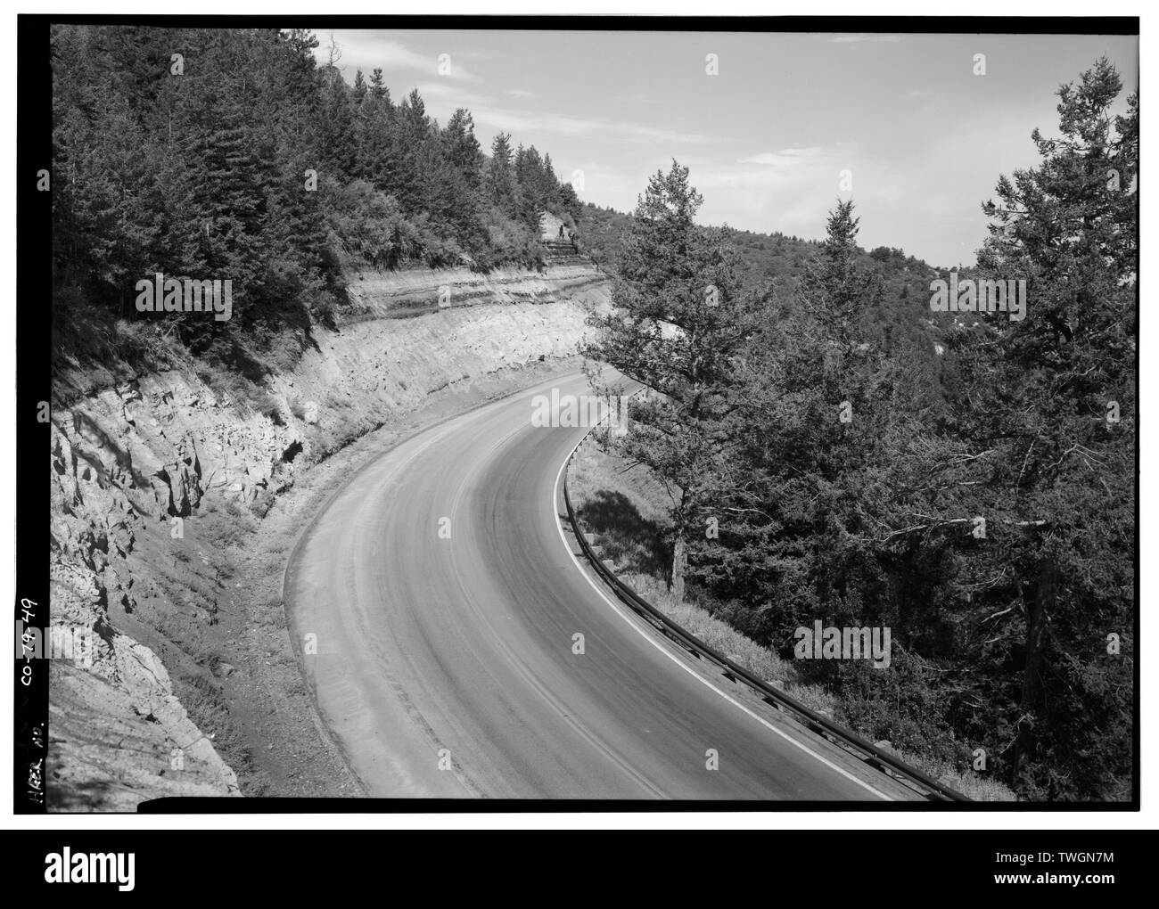 Mit Blick auf Strasse bei "B" abschneiden, W. - Mesa Verde National Park Haupteingang Straße, Cortez, Montezuma County, CO Stockfoto