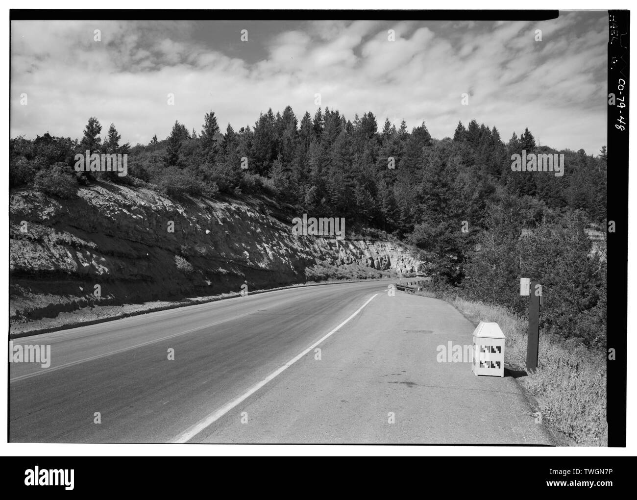 Mit BLICK AUF STRASSE UND WAHLBETEILIGUNG BEI "B" schnitt, SW. - Mesa Verde National Park Haupteingang Straße, Cortez, Montezuma County, CO Stockfoto