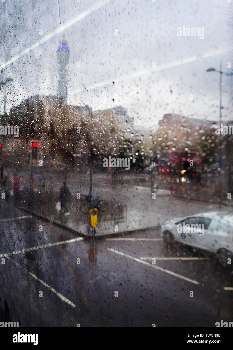 Regnerische Blick auf die Euston Road und die Post BT Tower. Stockfoto