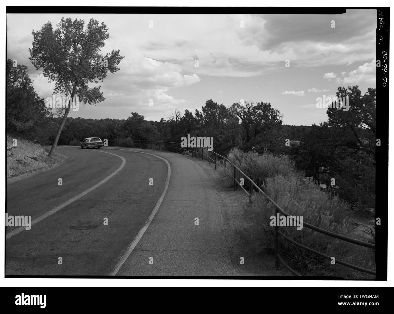 Mit Blick auf Strasse an der Navajo Canyon Overlook, SW. - Mesa Verde National Park Haupteingang Straße, Cortez, Montezuma County, CO Stockfoto