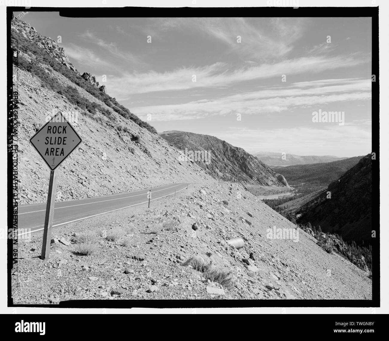 Mit Blick auf Strasse IN LEE VINING CANYON. Suche NE. GIS-N-37 W-119 56 56,7 - 13 28,9 - Tioga Road, zwischen Kran und Tioga Pass, Yosemite Village, Mariposa County, CA; Tioga Road in Lee Vining Canyon - Eastern Sierra, Mono County, Kalifornien. Bild (2001): HAER-historischen American Engineering Aufzeichnung von Kalifornien. Stockfoto
