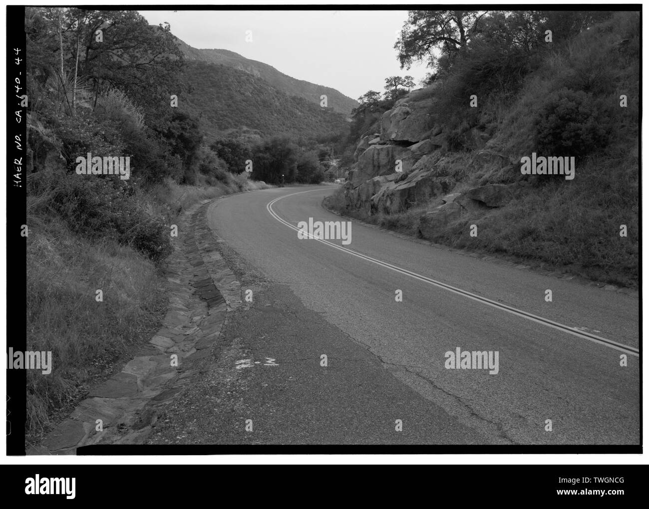 Straße Blick vom Parkplatz am Indian Head anmelden, auf der Südseite. ASH BERG EINGANG SICHTBAR IM HINTERGRUND - Generäle Autobahn, drei Flüsse, Tulare County, CA Stockfoto