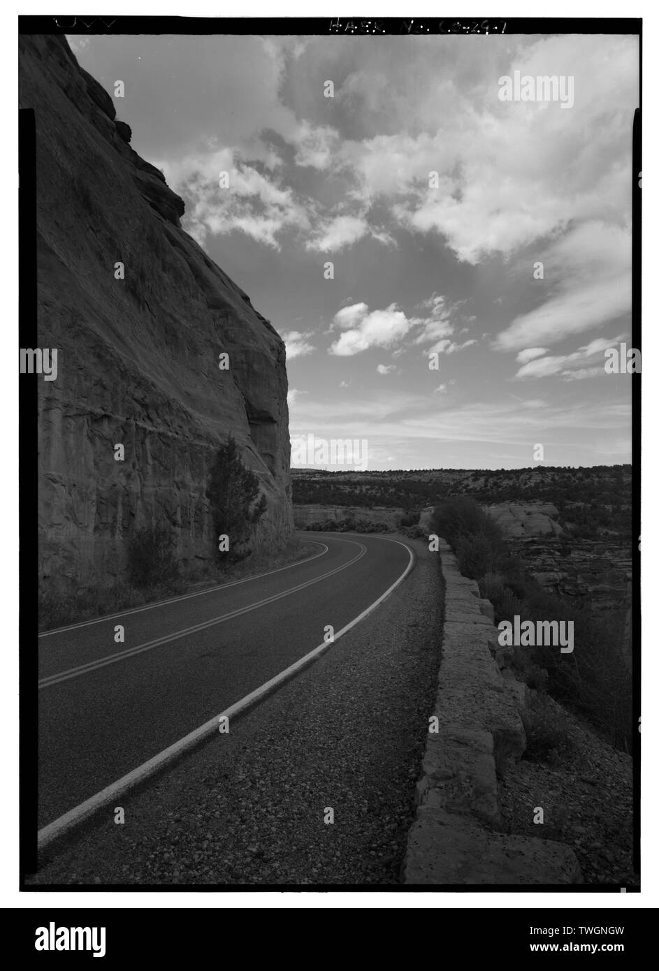 Mit Blick auf Strasse mit Fels und Mauer. - Rim Rock Drive, Fruita, Mesa County, CO Stockfoto