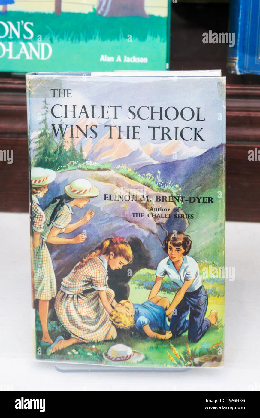 Eine Kopie des Chalet Schule gewinnt den Trick von Elinor M. Brent-Dyer im Verkauf in einer Buchhandlung. Einer ihrer Chalet Schule Reihe Bücher für Mädchen. Stockfoto