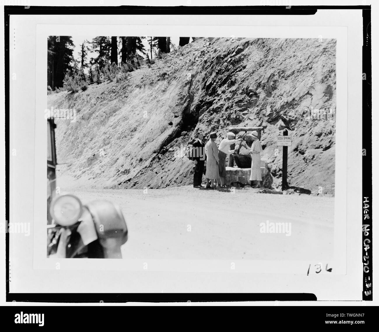 Am Straßenrand Brunnen, durch das die Besucher auf ÜBERHITZTE AUTOS UND TRINKWASSER. - Lassen Park Road, Mineral, Tehama County, CA Stockfoto