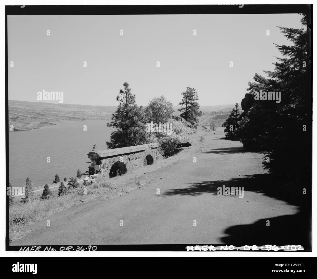 Fahrbahn und Ruinen von BRÜSTUNGS Geländer, in der Nähe der östlichen Ende der MOSIER TUNNEL, nach Westen. - Historic Columbia River Highway, Troutdale, Multnomah County, ODER Stockfoto