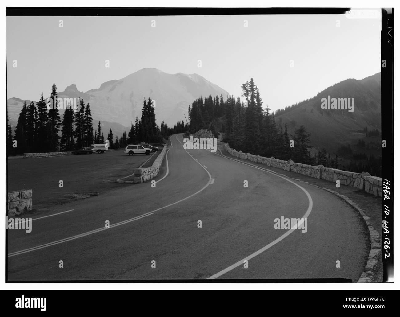 ROCK AM SUNRISE POINT drehen; Mount Rainier im Hintergrund; Blick nach Südwesten - Yakima Park Highway, zwischen Mather Memorial Parkway und Yakima Park, Longmire, Pierce County, WA; Büro der öffentlichen Straßen; Mount Rainier Mining Company; Toll, Roger W; Tomlinson, Owen EIN; Kurz, C R; Goerig Lidral, C; Bauunternehmen; John Strom und Unternehmen; Not Erhaltung Werke; Quint, Richard H, Historiker; Lowe, Jet, Fotograf Stockfoto