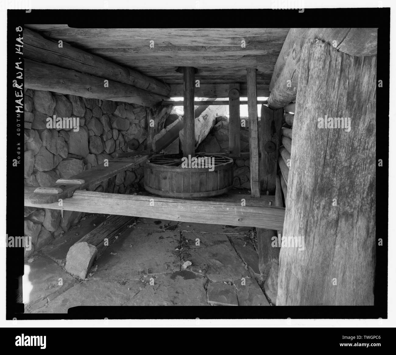 RODENZO Y CANOA - weiten Blick über horizontale Wasserrad, mit Wassertrog im Hintergrund, Blick nach Osten. - La Cienega Acequia, Truchas Molino, 334 Los Pinos Road, Santa Fe, Santa Fe, NM Stockfoto