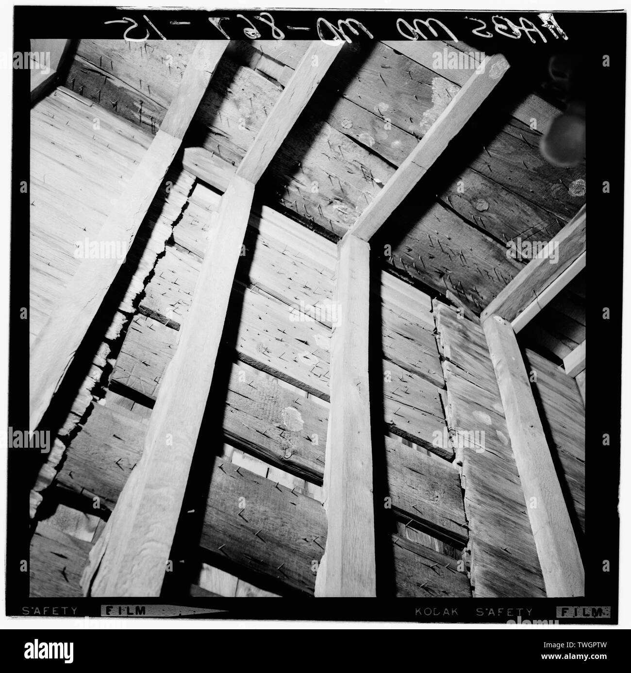 Dachrahmen, DETAIL, PFETTE EINGEKERBTE UNTERZUBRINGEN EHEMALIGEN ZENTRALEN SCHORNSTEIN - carvill Hall, Fairlee, Kent County, MD; Langenbach, Randolph, Fotograf Stockfoto