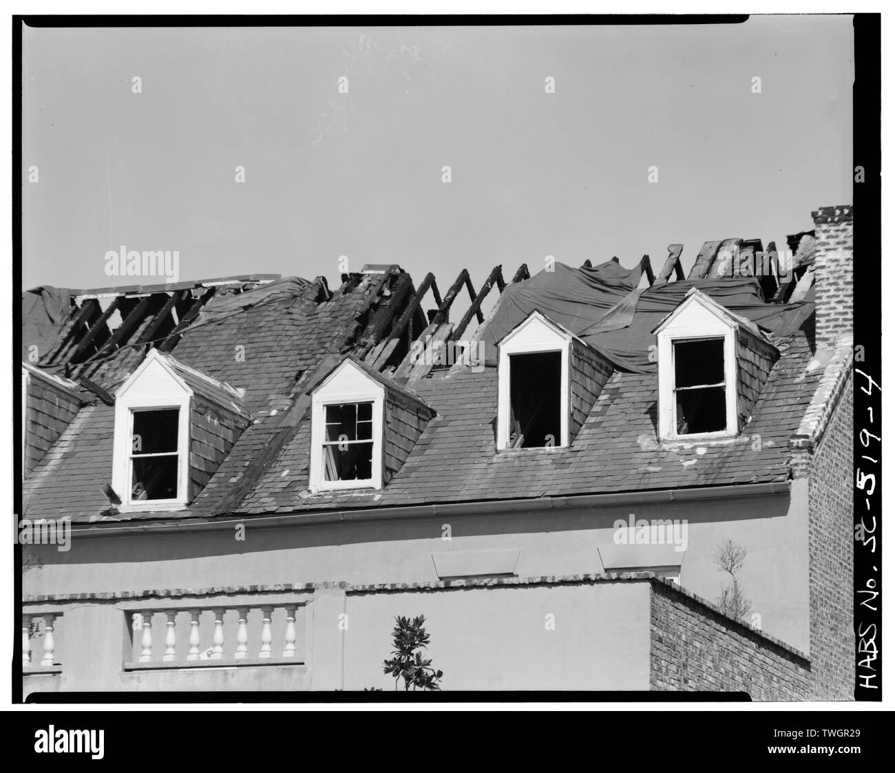 Fachwerkbalken ausgesetzt sind, nach 1978 Feuer. Hinweis DACHSCHALUNG VERLEGT PARALLEL ZUM SPARREN, Süden (hinten) Höhe: 85-87 Breite Straße (Commercial-Residential Gebäude), Charleston, Charleston County, SC Stockfoto