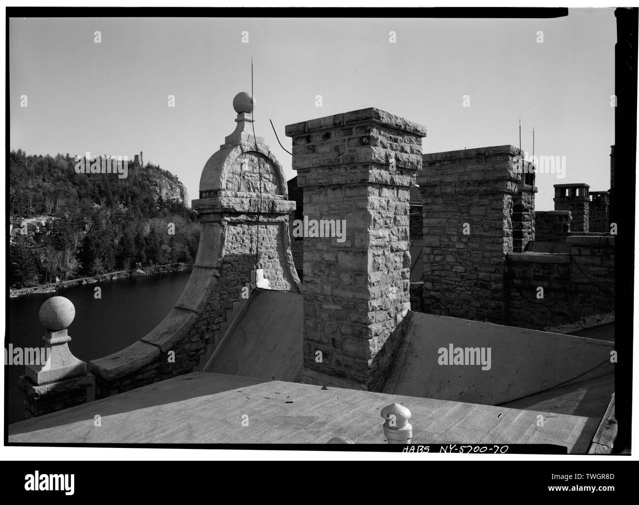 ROOF TOP ALLGEMEINE ANSICHT DER SCHORNSTEINE UND GIEBEL - Mohonk Mountain House, Mountain Rest Road, New Paltz, Ulster County, NY Stockfoto