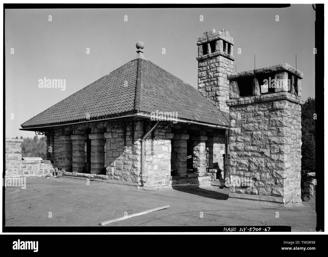 Dach DETAILS SCHORNSTEINE UND NORDOSTEN DEKORATIVE STEIN GEHÄUSE - Mohonk Mountain House, Mountain Rest Road, New Paltz, Ulster County, NY Stockfoto