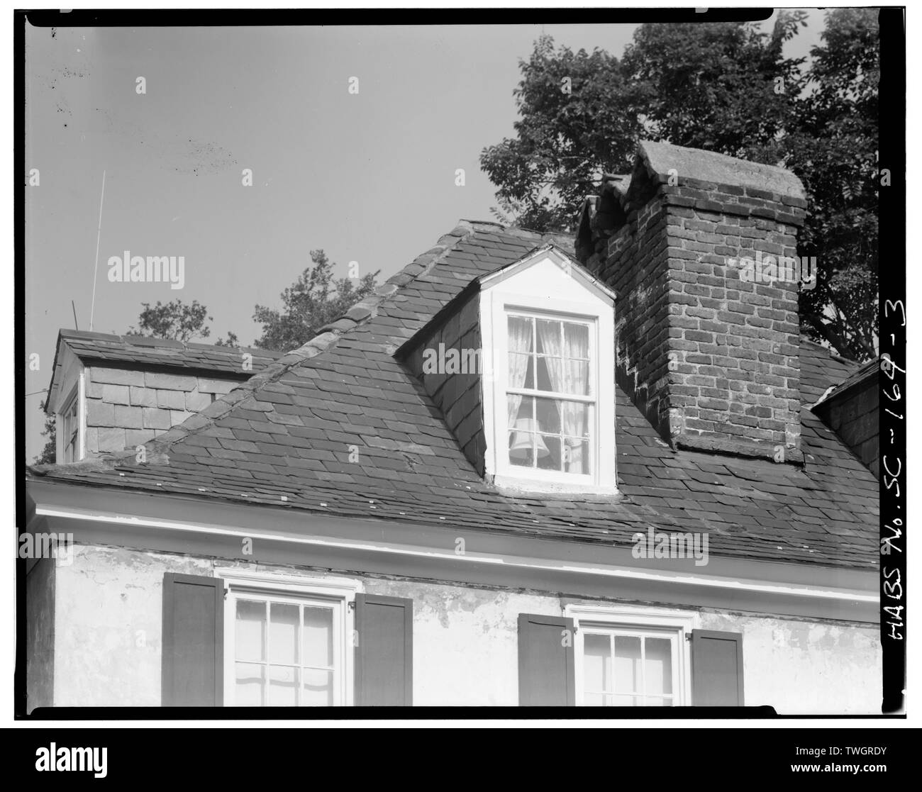 Dach, DACHGAUBEN UND KAMIN DETAIL, Osten (vorne). Das Gesims ist ein moderner Ersatz. - 143-145 Church Street (Haus), Charleston, Charleston County, SC Stockfoto