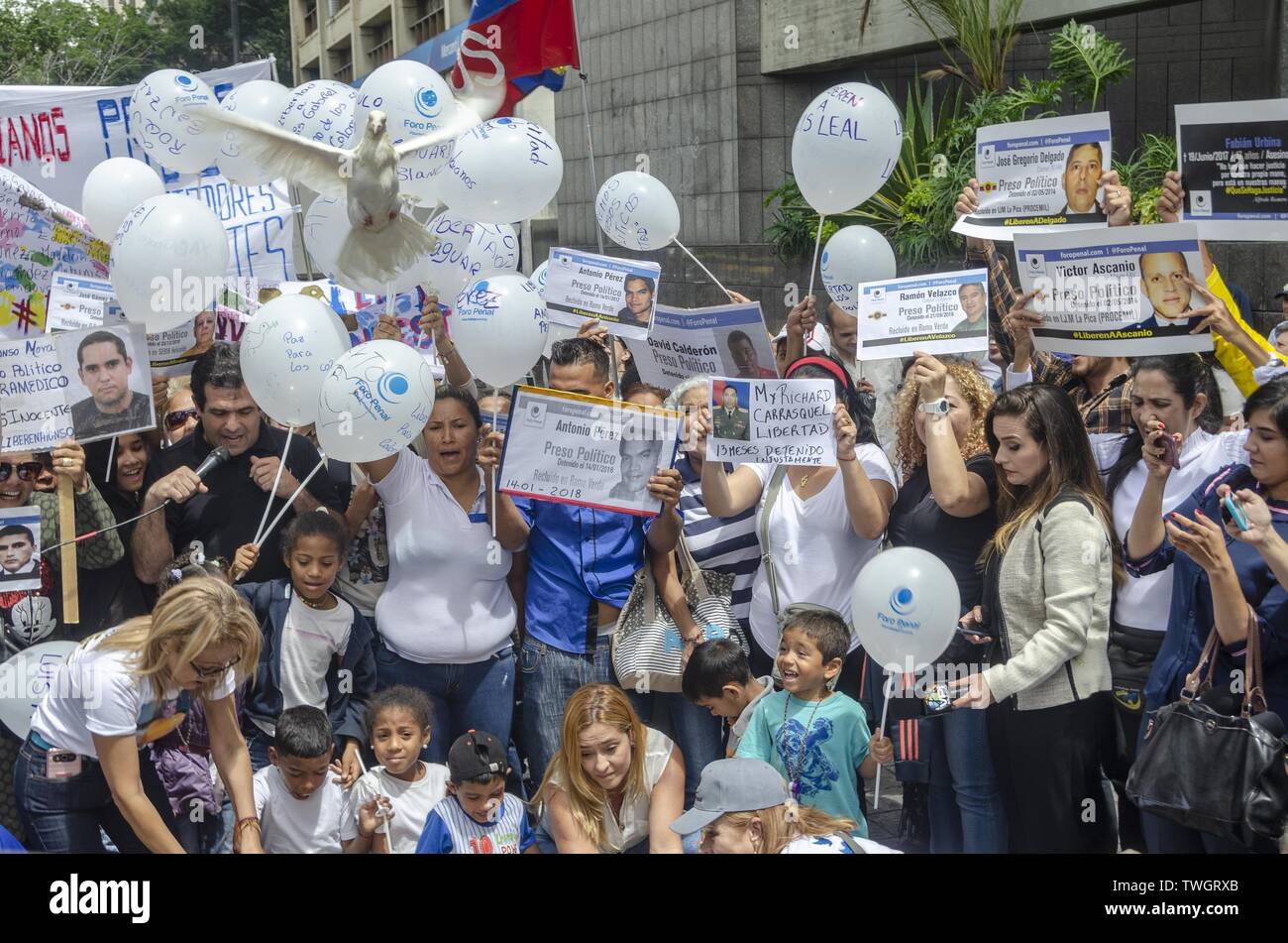 Juni 20, 2019 - Caracas, Miranda, Venezuela - weiße Tauben auf der Suche nach Freiheit für die politischen Gefangenen freigelassen. An diesem Donnerstag, den 20. Juni, der Organisation Foro strafrechtlichen forderten die Freilassung aller politischen Gefangenen in Venezuela, im Zusammenhang mit dem Besuch des Hohen Kommissars für Menschenrechte, Michelle Bachelet. Die Aktivität nahm an der UNDP (Entwicklungsprogramm der Vereinten Nationen) Hauptsitz in Los Palos Grandes, Caracas statt. Venezuela (Credit Bild: © Jimmy Villalta/ZUMA Draht) Stockfoto