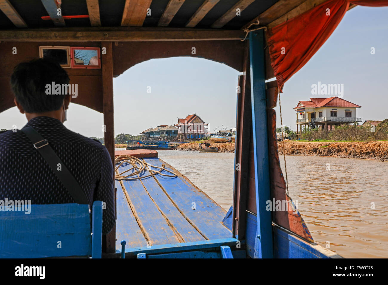 Der Blick von einem Touristenboot bei Kampong Phluk, einem Dorf Errichtet auf Stelzen auf Tonlé Sap See, in der Nähe von Siem Reap, Kambodscha, Südostasien Stockfoto