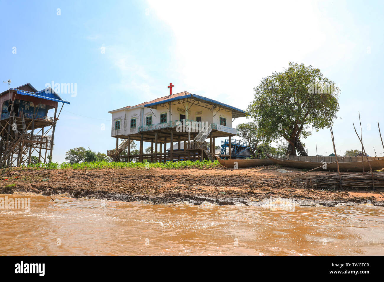 Eine Kirche errichtet auf Stelzen bei Kampong Phluk, einem Dorf Errichtet auf Stelzen auf Tonlé Sap See, in der Nähe von Siem Reap, Kambodscha, Südostasien Stockfoto