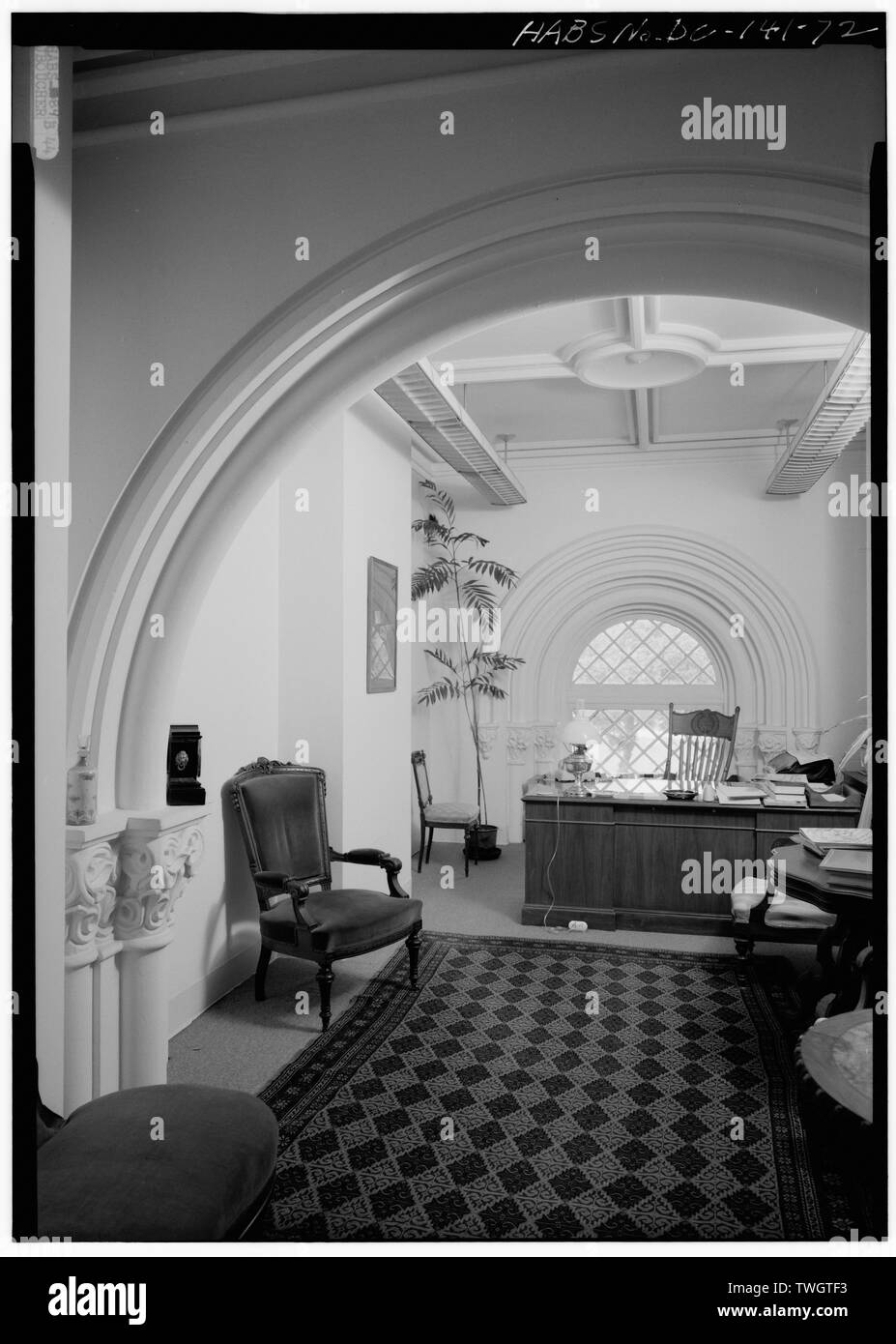 Zimmer 233, OSTFLÜGEL, 2. Stock, Blick nach Norden, ARCADE HAUPTSTÄDTEN DER EHEMALIGEN GROSSEN HALLE BUCHT AUF DER LINKEN SEITE - Smithsonian Institution Building, 1000 Jefferson Drive, zwischen dem neunten und zwölften Straßen, Südwesten, Washington, District of Columbia, DC Stockfoto