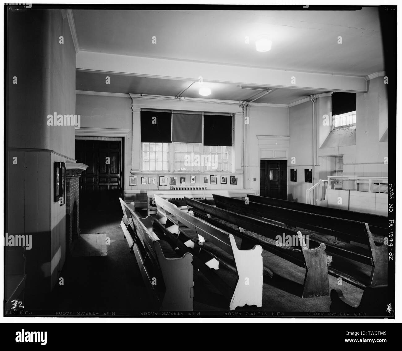 Zimmer A (West) in Richtung Süden. Das große Fenster, getäfelte overdoors, Kamin und verdeckte Stahlträger wurden Ergänzungen von 1892-99. - Zwölfte Straße Haus der Begegnung, 20 South zwölften Street, Philadelphia, Philadelphia County, PA Stockfoto