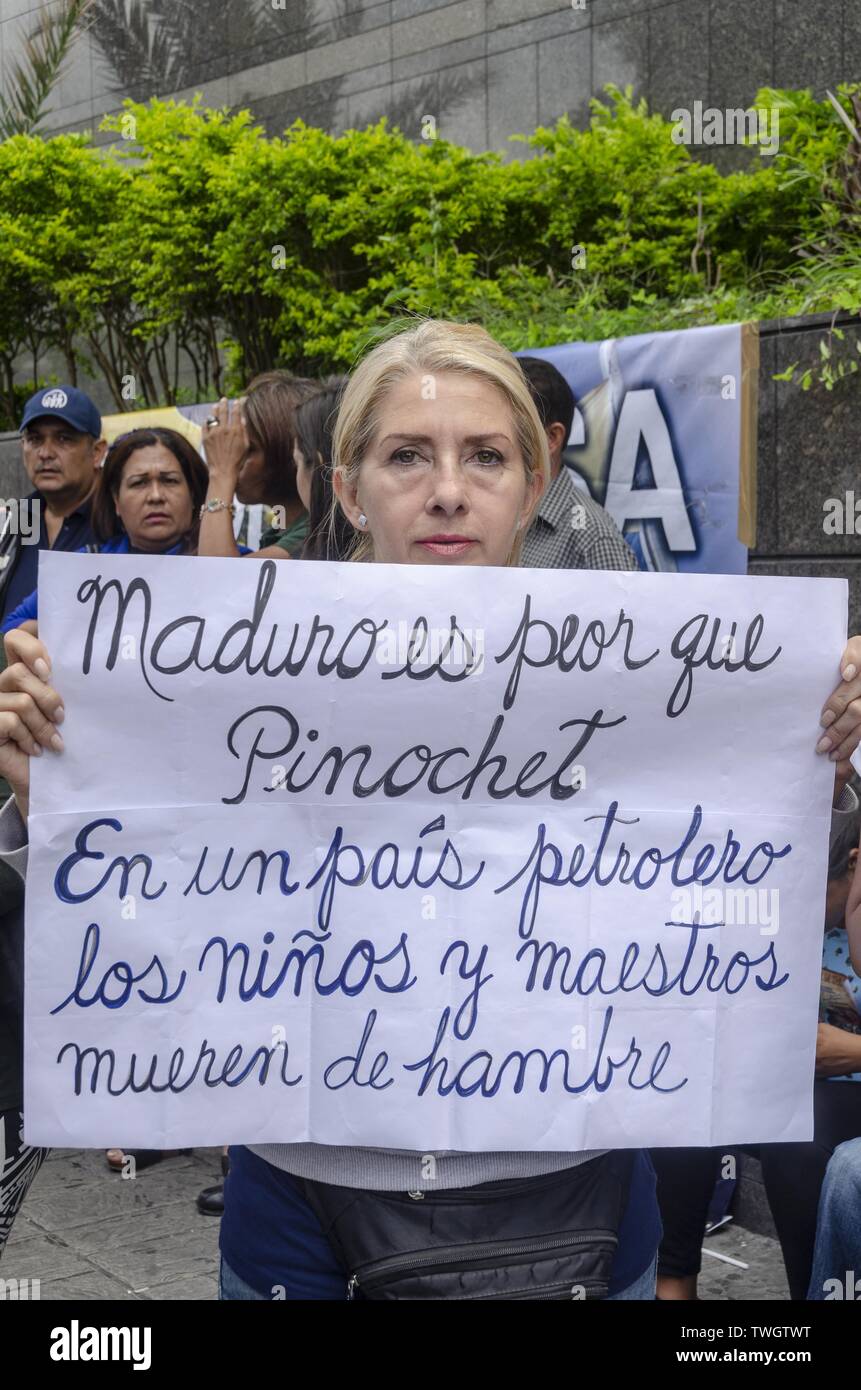 Caracas, Miranda, Venezuela. Juni, 2019 20. Familie Mitglied einer der Venezolanischen politischen Gefangenen in den Protest. An diesem Donnerstag, den 20. Juni, der Organisation Foro strafrechtlichen forderten die Freilassung aller politischen Gefangenen in Venezuela, im Zusammenhang mit dem Besuch des Hohen Kommissars für Menschenrechte, Michelle Bachelet. Die Aktivität nahm an der UNDP (Entwicklungsprogramm der Vereinten Nationen) Hauptsitz in Los Palos Grandes, Caracas statt. Venezuela: Jimmy Villalta/ZUMA Draht/Alamy leben Nachrichten Stockfoto
