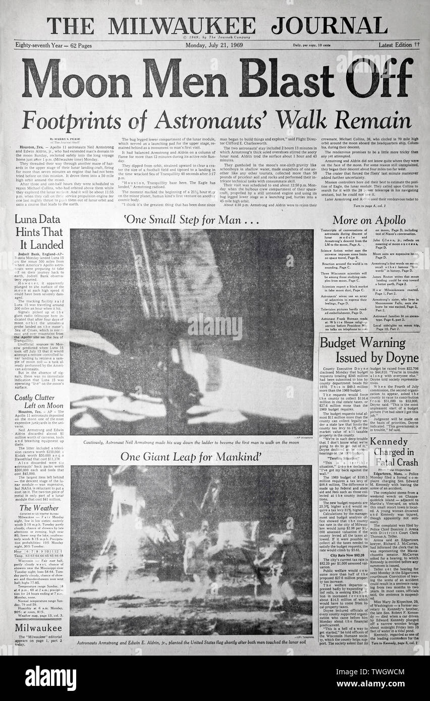 Die vordere Seite des Juli 21, 1969, Milwaukee Journal, Detaillierung der ersten bemannten Landung auf dem Mond die Apollo-11-Mission. Stockfoto