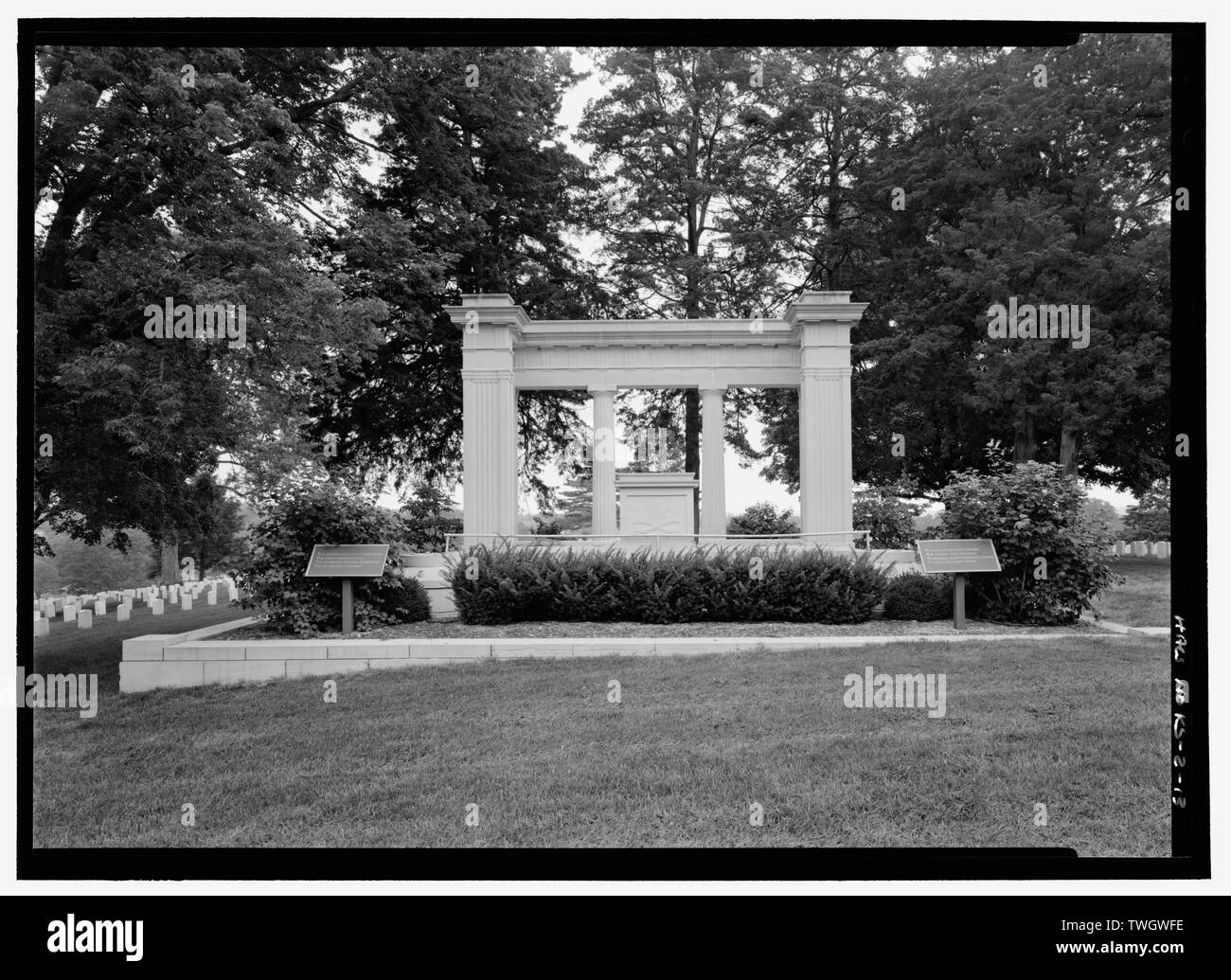 ROSTRUM, FRONTANSICHT MIT ZWEI BIWAK DER TOTEN TABLETTEN VOR. Blick nach Norden. - Leavenworth National Cemetery, 150 Muncie Straße, Leavenworth, Leavenworth County, KS; US-Veterans Affairs Stockfoto