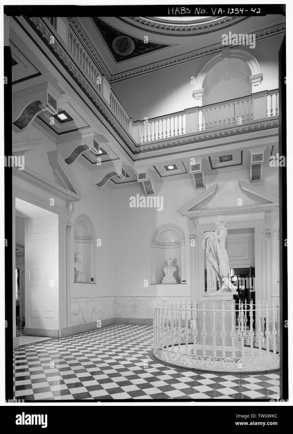 Rotunde, Blick nach Süden in die Eingangshalle, L'Enfant UND JEFFERSON BÜSTEN IM HINTERGRUND - Virginia State Capitol, Bank und 10 Straßen, Capitol Square, Richmond, unabhängige Stadt, VA; Jefferson, Thomas; Noland und Baskervill; Frey und Chesterman; Peebles; Schwan, Lynda, Sender; Preis, Virginia B, Sender; Preis, Virginia B, Sender Stockfoto