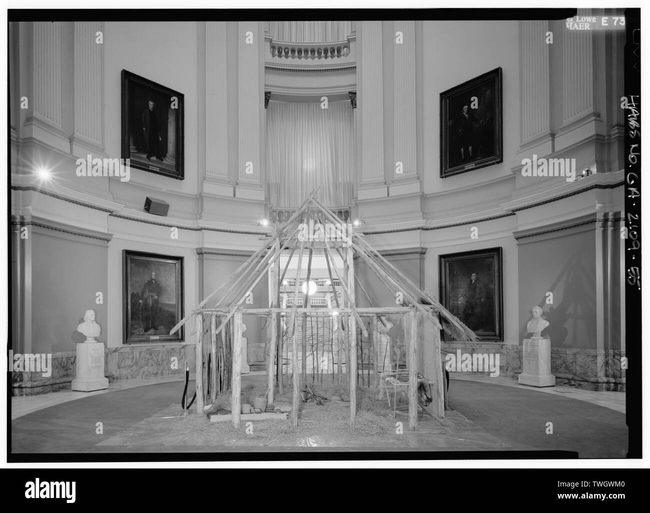 Rotunde, Blick nach Norden vom Kanal; Angabe der prähistorischen INDISCHEN WOHNHAUS AUF ANZEIGE - Georgia State Capitol, Capitol Square, Atlanta, Fulton County, GA Stockfoto