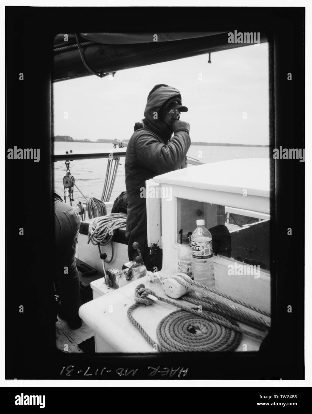 RUSSELL DIZE, KAPITÄN UND EIGNER, AN DER SPITZE VON KATHRYN (Fotokopie von 35 mm Farbe Folie von Todd Croteau, 1997) - kathryn - Zwei - Segel Bateau Echter Bonito, Hartriegel Hafen, Chesapeake Bay, Tilghman, Talbot County, MD Stockfoto