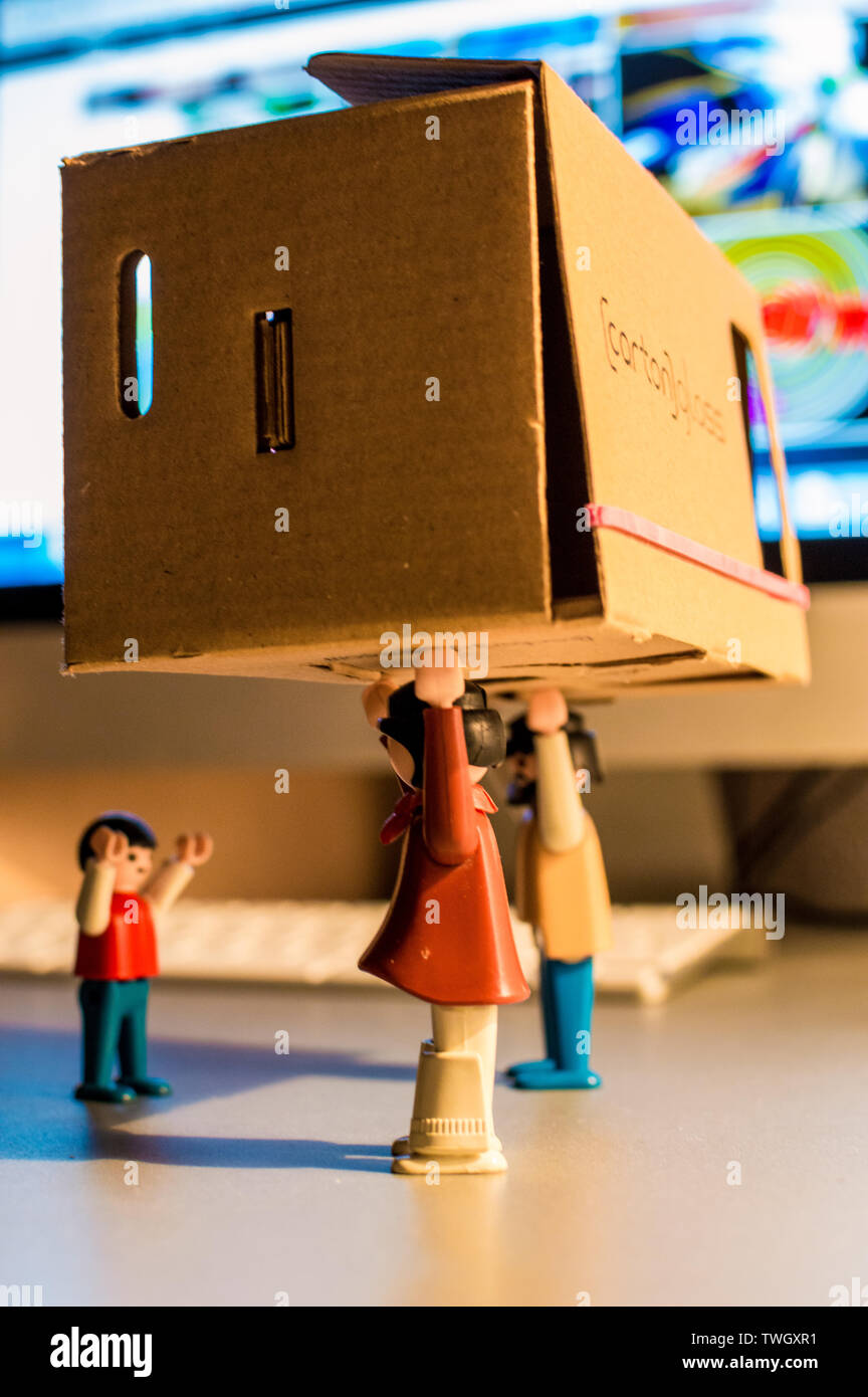 Playmobil spielen mit Google Karton 3D-Brille Stockfotografie - Alamy