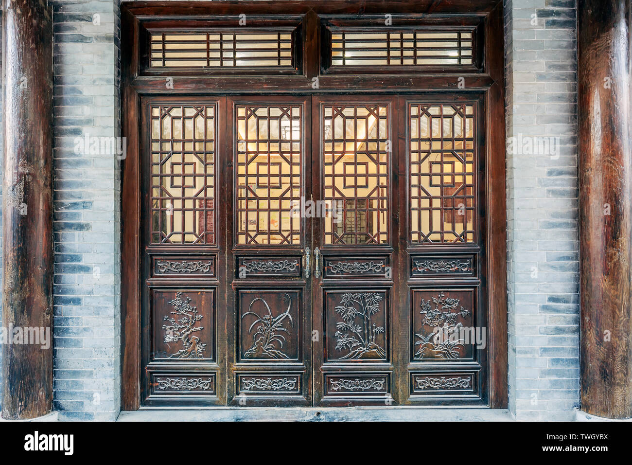 Klassische Massivholz Türen und Fenster der chinesischen Architektur Stockfoto