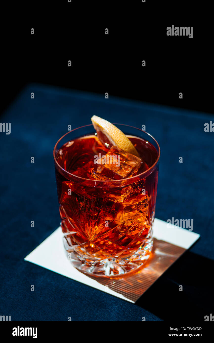 Negroni, ein italienischer Cocktail, einen Aperitif, zuerst in Firenze, Italien gemischt, in 1919. Graf Camillo Negroni fragte seine Americano durch Hinzufügen von g stärken Stockfoto