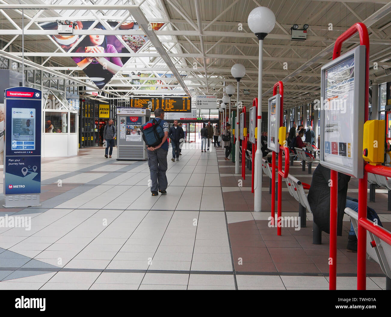 Die Menschen in der Leeds und Bus Station, Dyer St., Leeds, Yorkshire. Stockfoto