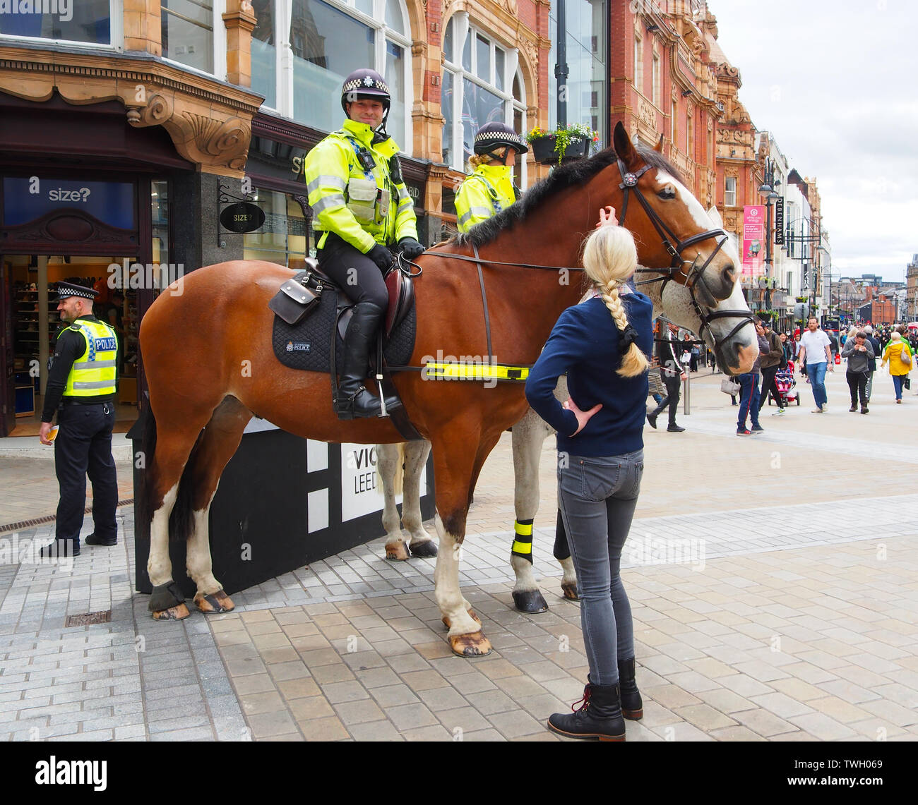 Berittene Polizei auf Briggate im Stadtzentrum von Leeds, Yorkshire, traf die Öffentlichkeit in einer PR-Übung für Öffentlichkeitsarbeit. Stockfoto