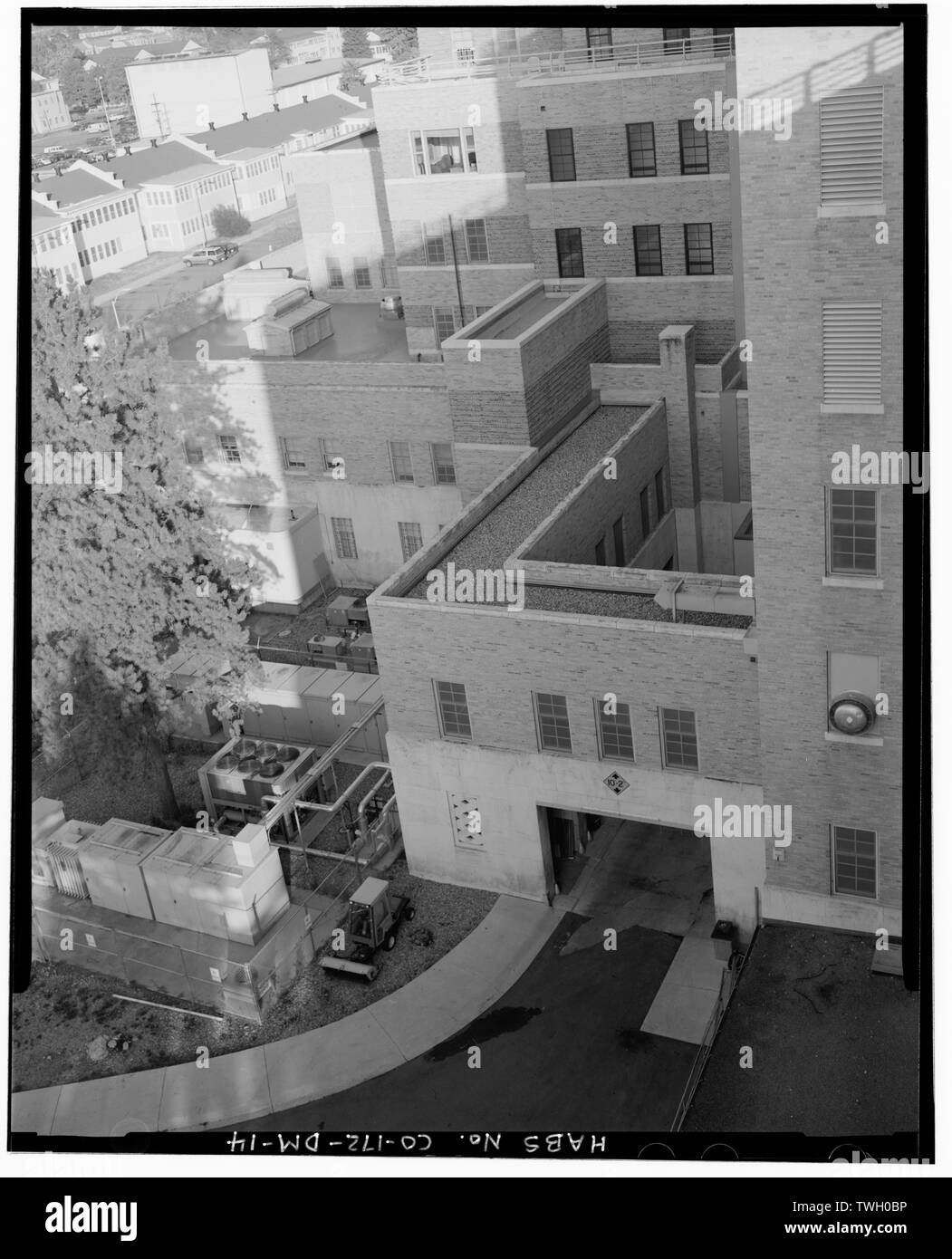 Hinten (Nordseite), Fahrzeug- und Verbinden von zwei-stöckige Abschnitte von West Dachterrasse - Fitzsimons Allgemeines Krankenhaus, Krankenhaus, Charlie Kelly Boulevard, Nordseite, an der Kreuzung von Sharon A. Lane Drive, Aurora, Adams County, CO Stockfoto