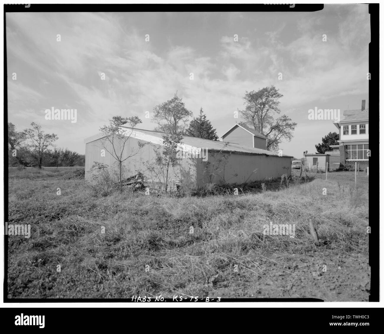 Hinten (Norden) und Osten Erhöhungen der konvertierten Chicken House, mit Räucherei, Kühlung (gut) Haus und Residence im Hintergrund - Henry E. Williams Bauernhof, umgewandelt Chicken House, östlich von Wohnort und Räucherei, Cedar Point, Chase County, KS; Colcher, Larry, Fotograf; Irvin, Michael, Fotograf Stockfoto