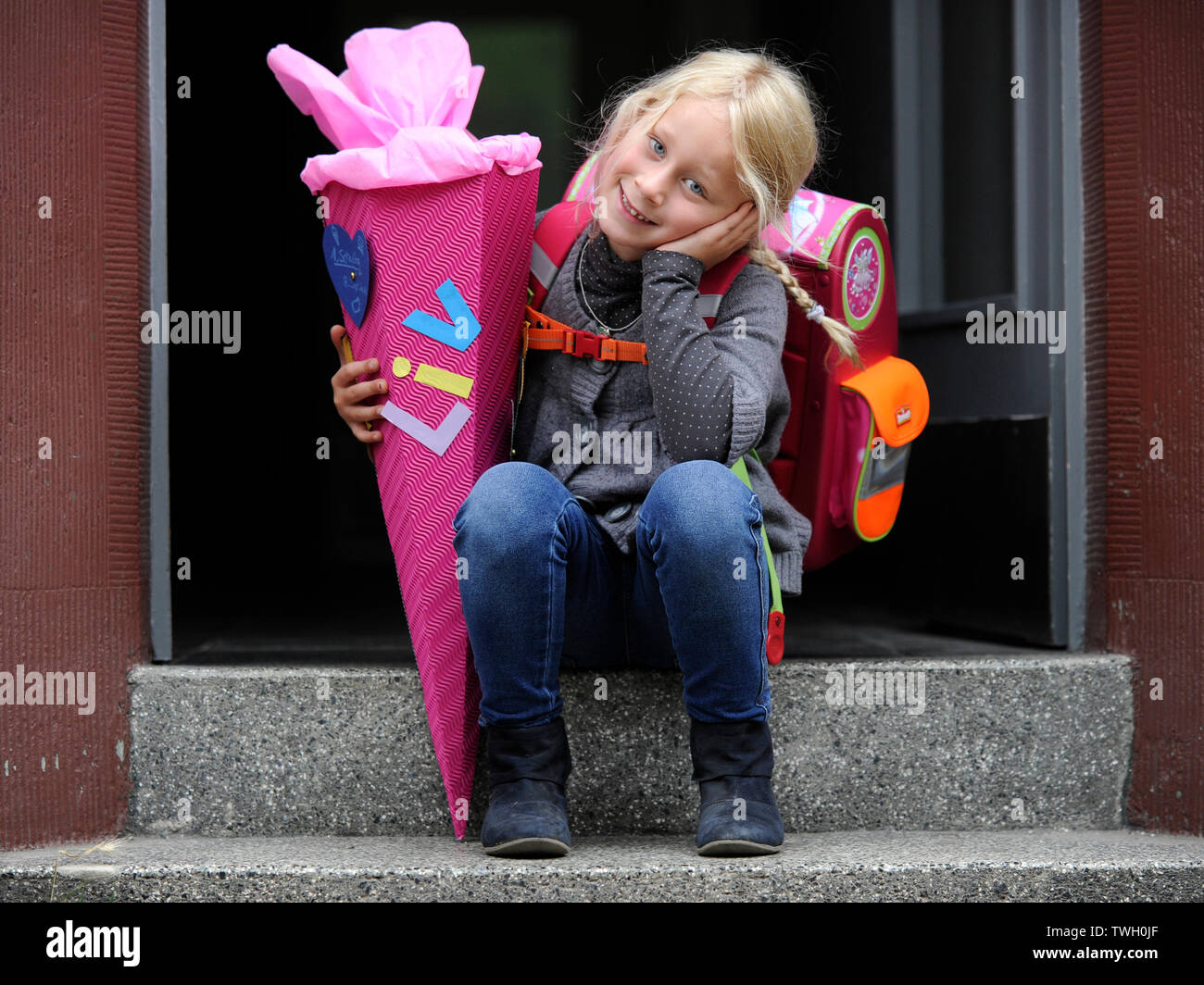 Registrierung eines 6 jährigen Mädchen in Deutschland. Stockfoto