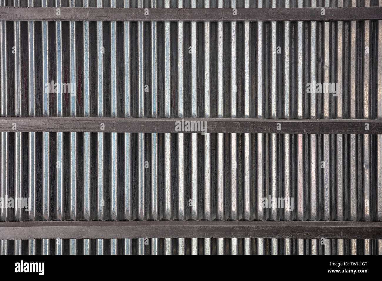 Bleche und Balken an der Decke Textur, Hintergrund. Stahl verzinkt Material-, Lager- und Dichtungsbahnen Stockfoto