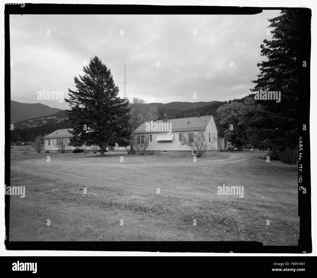 Rückseite des Port Komplex, mit uscs Residence links und ins Residence auf der rechten Seite. Blick nach Osten. - U.S. Customs Service Hafen von Roosville, US-Highway 93, unmittelbar südlich der US-kanadischen Grenze, Eureka, Lincoln County, MT. Stockfoto