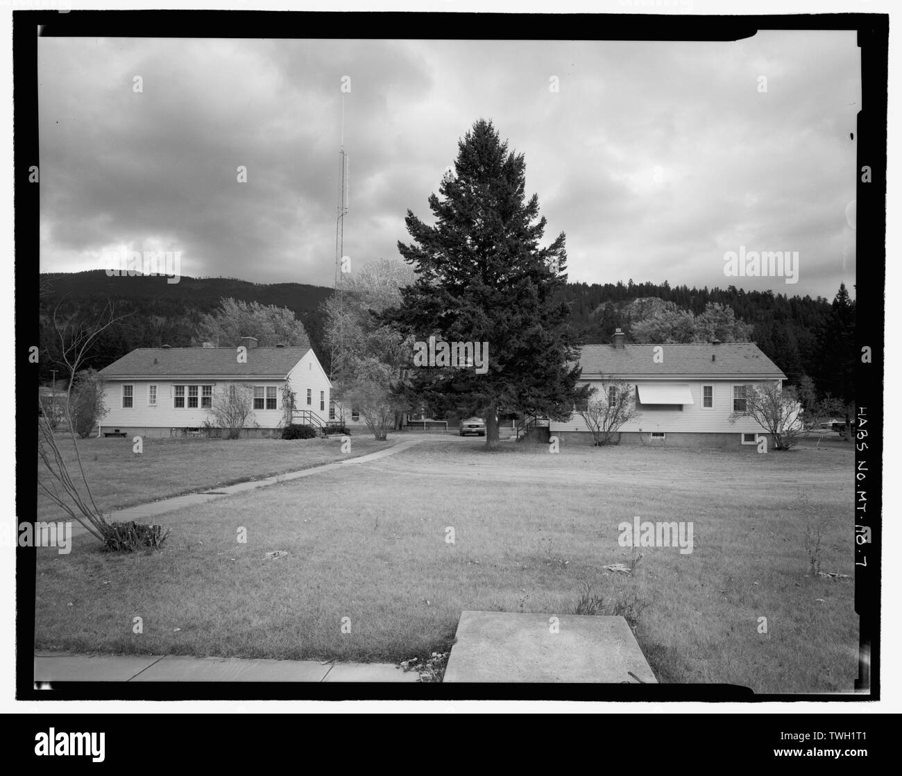 Rückseite des Port Komplex, mit uscs Residence links und ins Residence auf der rechten Seite. Blick nach Südosten. - U.S. Customs Service Hafen von Roosville, US-Highway 93, unmittelbar südlich der US-kanadischen Grenze, Eureka, Lincoln County, MT. Stockfoto