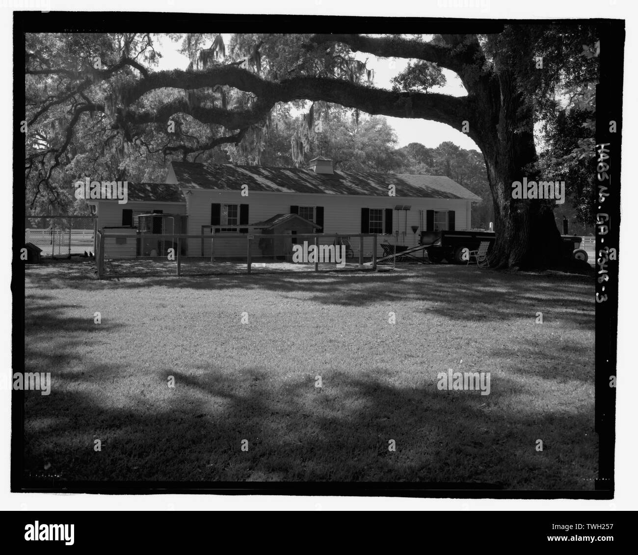 Ansicht der Rückseite des stabilen nach Südosten mit großen Eiche rechts - Richmond Hill Plantage, Stable-Garage, östlich von Richmond Hill auf Ford Hals Road, Richmond Hill, Bryan County, GA Stockfoto