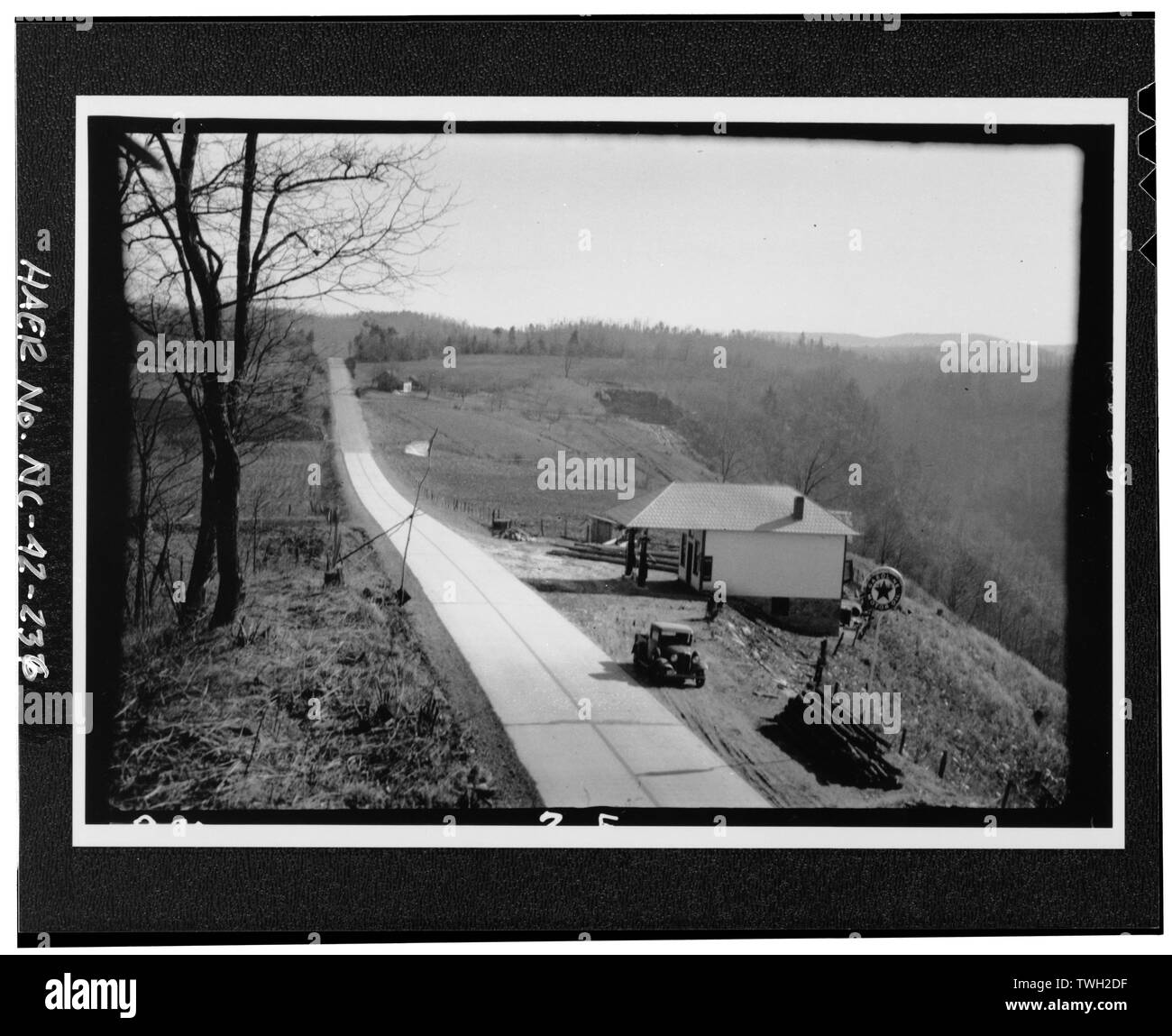 Aufklärung Bericht Foto, das in den frühen 1930er Jahren von Nord-carolina Landschaft vor der Bestimmung der Fahrbahn Ausrichtung verwendet. Stanley Abbott realisiert, dass Karten und Zeichnungen wenig zu seinem Supervisor, die mit der Region nicht vertraut waren bedeuten würde und wählte Fotografien zu Route alternativen kommunizieren. Auf dem Foto wäre eine gestrichelte weiße Linie sein, die vorgeschlagene Route anzuzeigen. Abbott's schriftliche Berichte enthalten eine schriftliche Beschreibung der Region und ein Vorschlag der Anbauflächen erforderlich, die Allee zu erstellen, dient als Einleitung zu Exkursionen mit BPR-Ingenieure und Innenausstattung Stockfoto