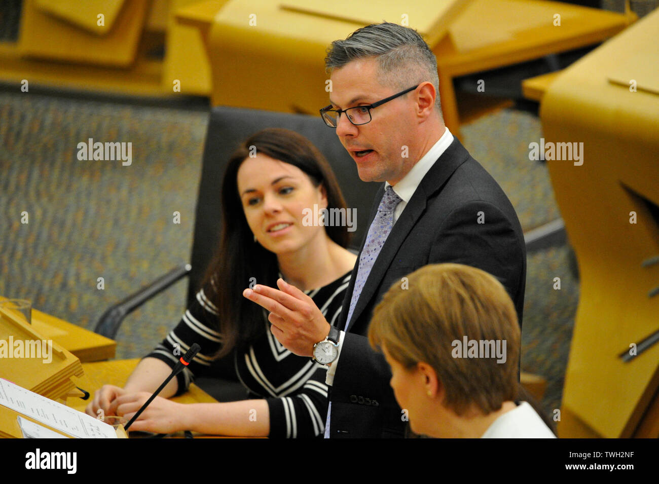 Edinburgh, Großbritannien. 20. Juni 2019. Bild: Kate Forbes (links) und Derek Mackay (rechts). Stufe 3 Verfahren: Planung (Schottland) Bill in der Kammer des Schottischen Parlaments. Credit: Colin Fisher/Alamy leben Nachrichten Stockfoto