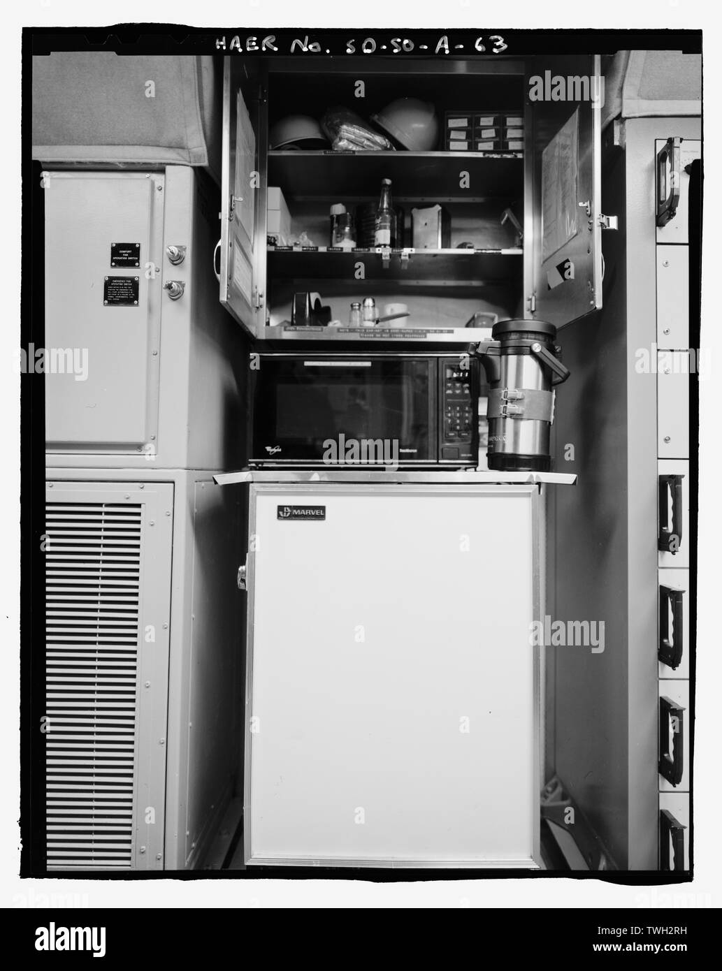 Kühlschrank, Mikrowelle, Storage Cabinet öffnen, Nordseite - Ellsworth Air Force Base, Delta Flug, Launch Control Facility, County Road CS 23A, nördlich von Exit 127, Innenraum, Jackson County, SD; Hess, Roise und Unternehmen, Auftragnehmer; Wegman-French, Lysa, Sender; Lyon, Robert, Fotograf; Lauber, John W, Historiker Stockfoto