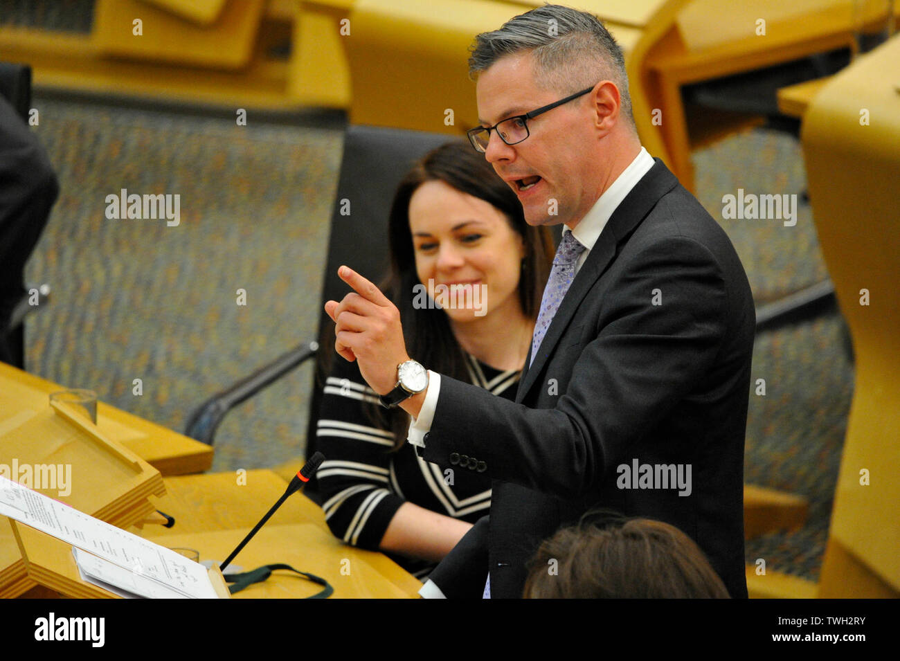 Edinburgh, Großbritannien. 20. Juni 2019. Bild: Kate Forbes (links) und Derek Mackay (rechts). Stufe 3 Verfahren: Planung (Schottland) Bill in der Kammer des Schottischen Parlaments. Credit: Colin Fisher/Alamy leben Nachrichten Stockfoto